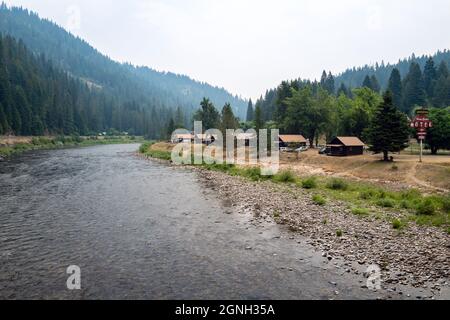 Hütten am Lochsa River im Three Rivers Resort in Lowell, Idaho, USA Stockfoto