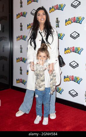 London, Großbritannien. September 2021. Cara De La Hoyde-Massey und Sohn Freddy nehmen an der Premiere von ‘Moley am Odeon Luxe Leicester Square in London Teil. (Foto von Gary Mitchell/SOPA Images/Sipa USA) Quelle: SIPA USA/Alamy Live News Stockfoto