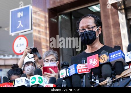 Ex-Ausschussmitglied Richard Tsoi Yiu-Cheong verkündete in der Pressekonferenz die Entscheidung über die Auflösung und sagte: „das Feuer wird nie ausgelöscht werden“. Inmitten der zunehmenden politischen Niederschlagung, einem der Eckpfeiler in der Hongkonger Demokratiegesellschaft, Organisator hinter der jährlichen Mahnwache am 4. Juni - die Allianz zur Unterstützung der patriotischen demokratischen Bewegungen Chinas verabschiedete die Abstimmung über die offizielle Auflösung mit 41 Mitgliedern, die dafür und vier dagegen stimmten, Ende der 32 Jahre des Kampfes für die Rehabilitation der Demokratiebewegung und die Rechenschaftspflicht für die Proteste auf dem Tiananmen-Platz 1989 und massac Stockfoto