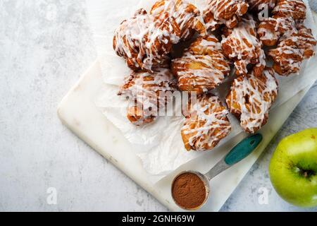 Hausgemachte Apfelkuchen gekrönt weißen Glasur Nieselregen, selektive Fokus Stockfoto