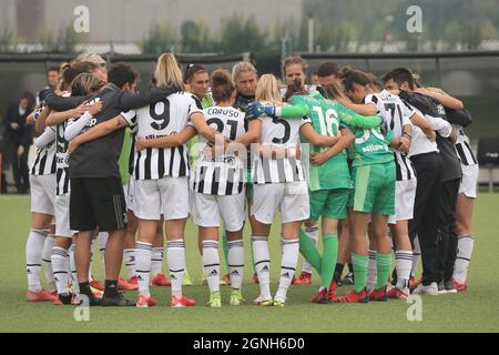 Turin, Italien. September 2021. Das Juventus Women Team feiert den Sieg nach dem Ende des Spiels während Juventus FC vs Empoli Ladies, Italienischer Fußball Serie A Frauenspiel in Turin, Italien, September 25 2021 Quelle: Independent Photo Agency/Alamy Live News Stockfoto