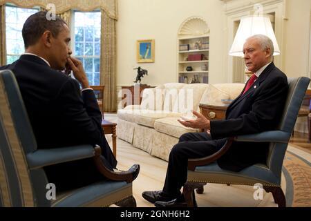 Präsident Barack Obama trifft sich mit Senator Orrin Hatch, R-Utah, im Oval Office, 5. Mai 2010.(Offizielles Foto des Weißen Hauses von Pete Souza) Dieses offizielle Foto des Weißen Hauses wird nur zur Veröffentlichung durch Nachrichtenorganisationen und/oder zum persönlichen Druck durch die Betreffenden der Fotografie zur Verfügung gestellt. Das Foto darf in keiner Weise manipuliert werden und darf nicht in kommerziellen oder politischen Materialien, Anzeigen, E-Mails, Produkten oder Werbeaktionen verwendet werden, die in irgendeiner Weise die Zustimmung oder Billigung des Präsidenten, der ersten Familie oder des Weißen Hauses nahelege. Stockfoto