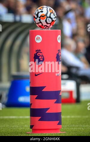 Leeds, Großbritannien. September 2021. Die Premier League Spiel Tag Ball und Podium vor dem Spiel in Leeds, Großbritannien am 9/25/2021. (Foto von James Heaton/News Images/Sipa USA) Quelle: SIPA USA/Alamy Live News Stockfoto