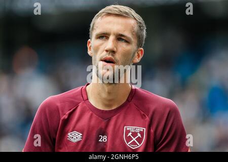 Leeds, Großbritannien. September 2021. Tomas Sou?ek #28 von West Ham United erwärmt sich vor dem Spiel in Leeds, Großbritannien am 9/25/2021. (Foto von James Heaton/News Images/Sipa USA) Quelle: SIPA USA/Alamy Live News Stockfoto