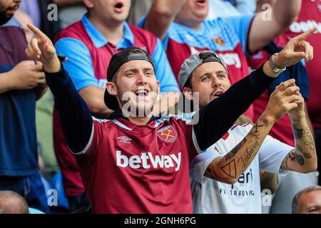 Leeds, Großbritannien. September 2021. West Ham Fans jubeln ihr Team vor dem Spiel in Leeds, Großbritannien am 9/25/2021. (Foto von James Heaton/News Images/Sipa USA) Quelle: SIPA USA/Alamy Live News Stockfoto