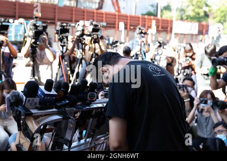 Ex-Ausschussmitglied Richard Tsoi Yiu-Cheong verneigt sich und dankt HongKongers für die Unterstützung seit 32 Jahren während der Veranstaltung. Inmitten zunehmender politischer Niederschlagung, einem der Eckpfeiler in der Hongkonger Demokratiegesellschaft, Organisator hinter der jährlichen Mahnwache am 4. Juni - die Allianz zur Unterstützung der patriotischen demokratischen Bewegungen Chinas verabschiedete die Abstimmung über die offizielle Auflösung mit 41 Mitgliedern, die dafür und vier dagegen stimmten, Ende der 32 Jahre des Kampfes für die Rehabilitation der Demokratiebewegung und die Rechenschaftspflicht für die Proteste und das Massaker auf dem Tiananmen-Platz 1989. Alle Ausschussmitglieder o Stockfoto