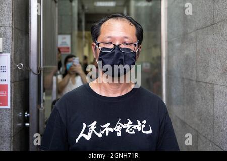 Ex-Ausschussmitglied Richard Tsoi Yiu-Cheong posiert während der Veranstaltung mit einem T-Shirt für ein Foto und sagt auf Chinesisch: „die Menschen werden es nie vergessen“. Organisator hinter der jährlichen Mahnwache am 4. Juni - die Allianz zur Unterstützung der patriotischen demokratischen Bewegungen Chinas verabschiedete die Abstimmung über die offizielle Auflösung mit 41 Mitgliedern, die dafür und vier dagegen stimmten, Ende der 32 Jahre des Kampfes für die Rehabilitation der Demokratiebewegung und die Rechenschaftspflicht für die Proteste und das Massaker auf dem Tiananmen-Platz 1989. Alle KOM Stockfoto