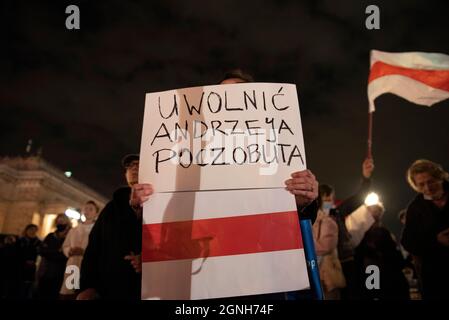 Warschau, Warschau, Polen. September 2021. Eine Frau hält am 25. September 2021 in Warschau, Polen, ein Schild mit der Aufschrift ''Free Andrzej Poczobut''. Ein paar Dutzend Personen nahmen an einer Solidaritätskundgebung mit dem inhaftierten polnisch-weißrussischen Journalisten und der weißrussischen Korrespondentin der Gazeta Wyborcza Andrzej Poczobut Teil, die am 25. März 2021 von den belarussischen Behörden festgenommen wurde. (Bild: © Aleksander Kalka/ZUMA Press Wire) Stockfoto