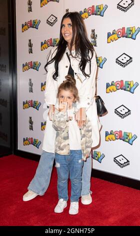 London, Großbritannien. September 2021. Cara De La Hoyde-Massey und Sohn Freddy nehmen an der Premiere von ‘Moley am Odeon Luxe Leicester Square in London Teil. Kredit: SOPA Images Limited/Alamy Live Nachrichten Stockfoto