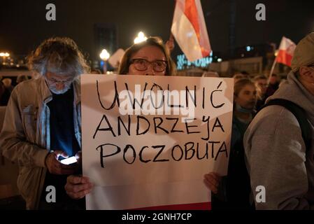 Warschau, Warschau, Polen. September 2021. Eine Frau hält am 25. September 2021 in Warschau, Polen, ein Schild mit der Aufschrift ''Free Andrzej Poczobut''. Ein paar Dutzend Personen nahmen an einer Solidaritätskundgebung mit dem inhaftierten polnisch-weißrussischen Journalisten und der weißrussischen Korrespondentin der Gazeta Wyborcza Andrzej Poczobut Teil, die am 25. März 2021 von den belarussischen Behörden festgenommen wurde. (Bild: © Aleksander Kalka/ZUMA Press Wire) Stockfoto