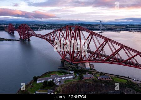 South Queensferry, Eaglesham, Schottland, Großbritannien. September 2021. IM BILD: Die Forth Rail Bridge, ein nationales Denkmal, das mit ihrer berühmten roten Bleifarbe, die zum Schutz der Struktur vor Rost vor den Elementen benötigt wird, zu sehen ist. Die Brücke wird von einem Team von Malern bemalt, und wenn sie fertig sind, beginnen sie von vorne. Die Brücke transportiert den ScotRail-Zug von der Ostküstenbahn in Edinburghs Hauptdrehkreuz Waverley Train Station. Quelle: Colin Fisher/Alamy Live News Stockfoto