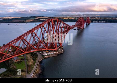 South Queensferry, Eaglesham, Schottland, Großbritannien. September 2021. IM BILD: Die Forth Rail Bridge, ein nationales Denkmal, das mit ihrer berühmten roten Bleifarbe, die zum Schutz der Struktur vor Rost vor den Elementen benötigt wird, zu sehen ist. Die Brücke wird von einem Team von Malern bemalt, und wenn sie fertig sind, beginnen sie von vorne. Die Brücke transportiert den ScotRail-Zug von der Ostküstenbahn in Edinburghs Hauptdrehkreuz Waverley Train Station. Quelle: Colin Fisher/Alamy Live News Stockfoto