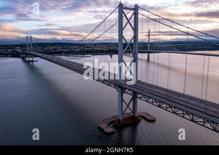 South Queensferry, Eaglesham, Schottland, Großbritannien. September 2021. IM BILD: Luftdrohnenansicht von Forth Bridges. Forth Road Bridge ohne Verkehr gesehen. Da ein Riss in einem Teil der Brückenkonstruktion entdeckt und anschließend repariert wurde, war die Brücke leicht befahrenen, mit dem Bau der neuen Queensferry Crossing, die jetzt die meisten Fahrzeuge nimmt, die Forth Road Bridge nimmt immer noch Busse und Taxis. Quelle: Colin Fisher/Alamy Live News Stockfoto