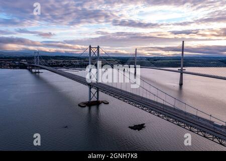 South Queensferry, Eaglesham, Schottland, Großbritannien. September 2021. IM BILD: Luftdrohnenansicht von Forth Bridges. Forth Road Bridge ohne Verkehr gesehen. Da ein Riss in einem Teil der Brückenkonstruktion entdeckt und anschließend repariert wurde, war die Brücke leicht befahrenen, mit dem Bau der neuen Queensferry Crossing, die jetzt die meisten Fahrzeuge nimmt, die Forth Road Bridge nimmt immer noch Busse und Taxis. Quelle: Colin Fisher/Alamy Live News Stockfoto