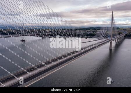 North Queensferry, Eaglesham, Schottland, Großbritannien. September 2021. IM BILD: Luftdrohnenansicht von Forth Bridges. Die Queensferry Crossing Scotlands neueste Brücke, die wie Segel auf einem Schiff aussieht, verbindet North Queensferry mit South Queensferry und verbindet über drei Jahrhunderte Brückenkonstruktion zwei der schottischen Grafschaften Fife und Lothian. Hinter der Forth Road Bridge steht die Technologie aus der Mitte des 20. Jahrhunderts und die Forth Rail Bridge aus dem späten 19. Jahrhundert mit ihrer freitragenden Konstruktion. Quelle: Colin Fisher/Alamy Live News Stockfoto