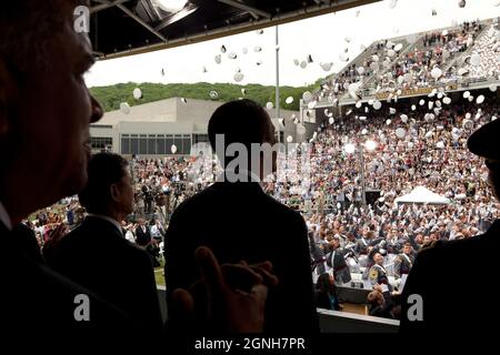 Präsident Barack Obama nimmt an der Rede zur Eröffnung der US-Militärakademie im Michie Stadium in West Point, N.Y., 22. Mai 2010 Teil. (Offizielles Foto des Weißen Hauses von Pete Souza) Dieses offizielle Foto des Weißen Hauses wird nur zur Veröffentlichung durch Nachrichtenorganisationen und/oder zum persönlichen Druck durch die Betreffzeile(en) des Fotos zur Verfügung gestellt. Das Foto darf in keiner Weise manipuliert werden und darf nicht in kommerziellen oder politischen Materialien, Anzeigen, E-Mails, Produkten oder Werbeaktionen verwendet werden, die in irgendeiner Weise die Zustimmung oder Billigung des Präsidenten, der ersten Familie oder des Weißen Ho nahelehren Stockfoto