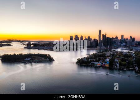 Sydney Hafen rund um Goat Island in Luftbild Stadtbild Blick auf die große Stadt Sydney Sehenswürdigkeiten - Brücke und CBD Waterfront. Stockfoto