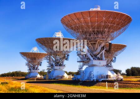 Deep Space Explorations-Radioteleskope ragen auf Schienen in der australischen Narrabri CSIRO-Station gegen klaren blauen Himmel auf. Stockfoto