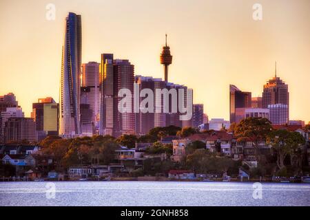 Skyline von Sydney das Wahrzeichen von CBD thront um Barangaroo über dem Hafen über der Uferpromenade von Balmain - Häuser mit Innenterrasse im Westen. Stockfoto