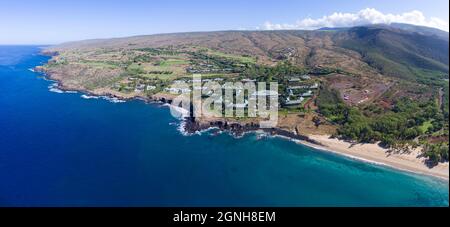 Ein Luftbild entlang der Südküste von Lanai, einschließlich Hulopo'e Beach Park, und das Four Seasons Resort in Manele Bay, Lanai Island, Hawaii, USA. Stockfoto