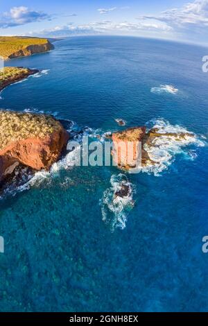 Eine Luftaufnahme des Puu Pehe Rock bei Sonnenuntergang, auch bekannt als ÒSweetheart RockÓ, eines der bekanntesten Wahrzeichen von LanaiÕs, Lanai Island, Hawaii, USA. Zwei Stockfoto