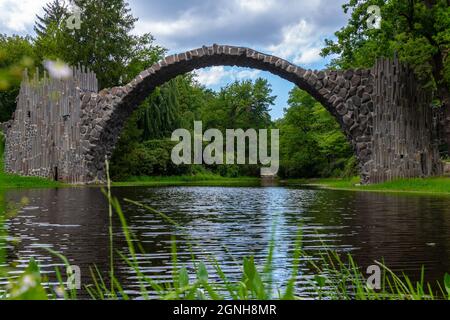 Kromlauer Park mit der weltberühmten Rakotzbrücke in Sachsen Deutschland / Kromlauer Park mit der weltbekannten Rakotzbrücke in Sachsen Deutschland Stockfoto