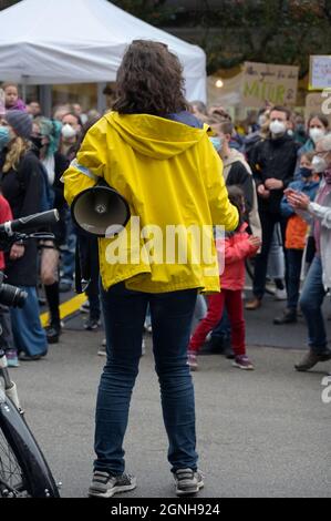 Lübeck, 24. September 2021: Junge Frau mit Megaphon von hinten an den globalen Freitagen zur zukünftigen Demonstration gegen den Klimawandel Stockfoto