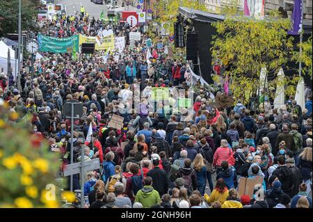 Lübeck, 24. September 2021: Große Menschenmenge mit Protestbannern bei der Kundgebung für die globalen Freitage für den zukünftigen demonstrationsmarsch aga Stockfoto