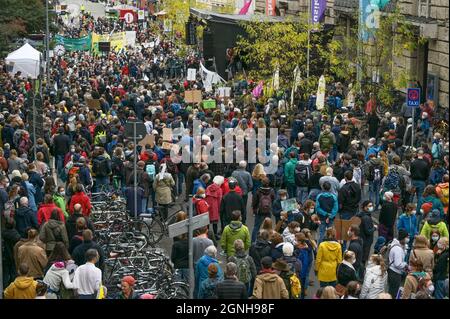 Lübeck, 24. September 2021: Massen von Menschen kommen zur Kundgebung für die globalen Freitage zur zukünftigen Demonstration, um gegen cli zu protestieren Stockfoto