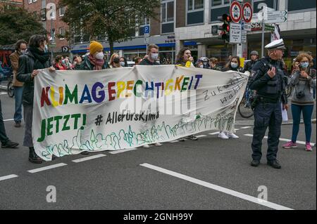 Lübeck, 24. September 2021: Junge Menschen halten ein Protestbanner mit einem bunten deutschen Slogan, das heißt Climate Justice Now, auf der Kundgebung Stockfoto