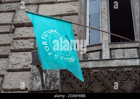 Lübeck, 24. September 2021: Flagge mit Text Freitags für die Zukunft Lübeck hängt aus einem Fenster in einem alten Stadthaus Stockfoto