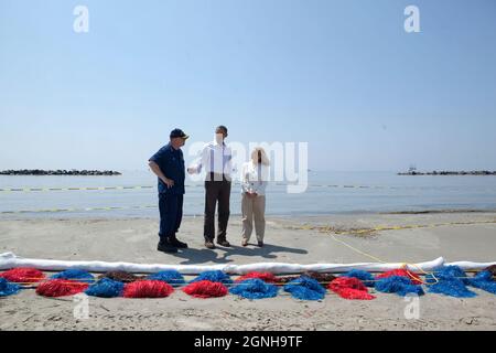 Präsident Barack Obama, National Incident Commander Admiral Thad Allen und die Präsidentin von Lafourche Parish, Charlotte Randolph, betrachten die Auswirkungen der BP-Ölpest auf Fourchon Beach in Port Fourchon, La., 28. Mai 2010. (Offizielles Foto des Weißen Hauses von Pete Souza) Dieses offizielle Foto des Weißen Hauses wird nur zur Veröffentlichung durch Nachrichtenorganisationen und/oder zum persönlichen Druck durch die Betreffzeile(en) des Fotos zur Verfügung gestellt. Das Foto darf in keiner Weise manipuliert werden und darf nicht in kommerziellen oder politischen Materialien, Anzeigen, E-Mails, Produkten, Werbeaktionen, die in einem verwendet werden Stockfoto