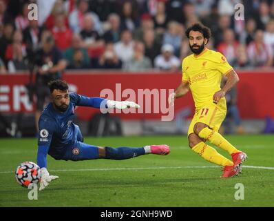 London, Großbritannien. September 2021. 25. September 2021 - Brentford gegen Liverpool - die Premier League Mohamed Salah punktet für Liverpool Bildnachweis: Kredit: Mark Pain/Alamy Live News Stockfoto