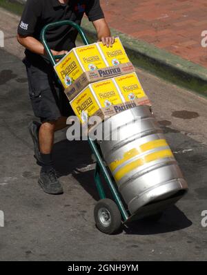 Ein Bierlieferant mit einem Handwagen liefert Kartons mit mexikanischem Pacifico und einem Fass Bier vom Fass zu einem Restaurant in Santa Fe, New Mexico. Stockfoto