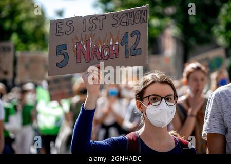 PLAKAT: ES IST SCHON 5 NACH 12. Am 24. September 2021 sammeln sich in München 29.000 Menschen beim globalen Klimafall vor der Bundestagswahl, um ein deutsches Zeichen für Klimaschutz & Umweltschutz, die Inhalation des Pariser Abkommens und das 1, 5 Grad Ziel und um Druck auf die Wähler*innen sowie die Parteien auszuschüben. * am 24. September schlossen sich zwei Tage vor den Bundestagswahlen in München 2021 29,000 Menschen dem globalen Klimastreik an. Sie protestierten, um eine klare Botschaft für den Klima- und Umweltschutz, für das Pariser Abkommen und den 1.5 Grad GO zu zeigen Stockfoto