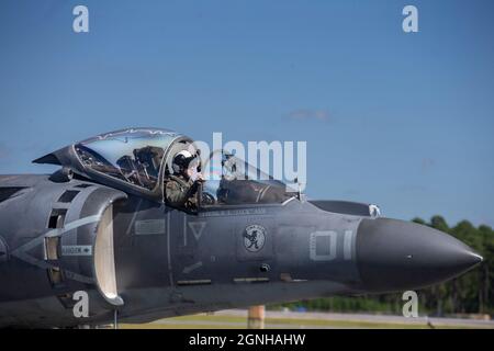 US Marine Corps LT. Col. Phillip Ash, ein Pilot der AV-8B Harrier II, mit Marine Attack Squadron 223, sitzt im Cockpit eines AV-8B Harrier II während der Air Show 2021 auf der Marine Corps Air Station Cherry Point, North Carolina, September 25, 2021. Die Air Show ist die immense Veranstaltung von MCAS Cherry Point und dem 2D Marine Aircraft Wing, bei der die regionalen Nachbarn und Gemeinschaftspartner für ihre dauerhafte Unterstützung beim Erfolg ihrer Mission geschätzt werden. (USA Marine Corps Foto von CPL. Yuritzy Gomez) Stockfoto