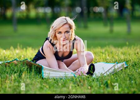 Elegante europäische Frau trainiert Yoga im Freien am Sommertag. Stockfoto