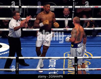 Anthony Joshua mit einem verletzten Auge in der 11. Runde gegen Oleksandr Usyk im WBA-, WBO-, IBF- und IBO-World Heavyweight-Titelspiel im Tottenham Hotspur Stadium. Bilddatum: Samstag, 25. September 2021. Stockfoto