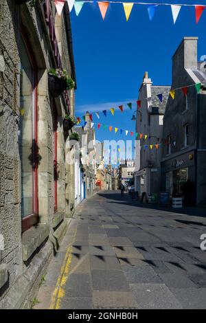 Die Commercial Street, die an einem sonnigen Tag mit Haunting, Lerwick, Shetland Islands, Schottland, Großbritannien, geschmückt ist