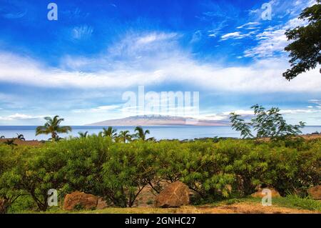 Blick auf die ferne Lanai von der Insel Maui. Stockfoto