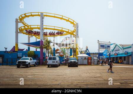 Santa Monica / CA / USA - 13. August 2021: Vergnügungspark am SATA Monica Pier an einem Sommertag Stockfoto