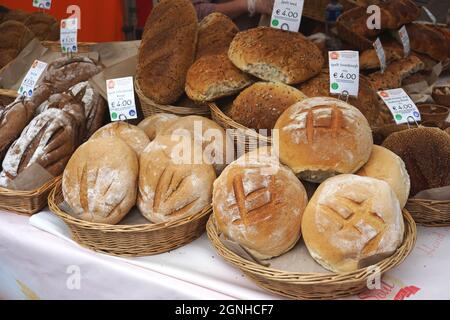 Plumpsbrote aus gesunden, handwerklichen Broten und anderen frischen Backwaren, die auf einem Markt im Küstendorf Howth, Irland, zum Verkauf angeboten werden. Stockfoto