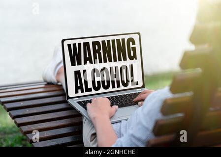 Warnschild mit Alkoholwarnung. Auf der Verpackung von alkoholischen Getränken erscheinen Botschaften zu Geschäftskonzepten, sprach- und Videoanrufe Stockfoto