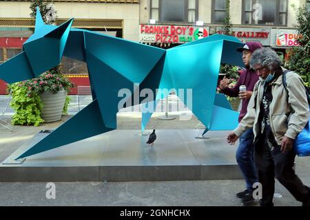 25. September 2021, New York City, New York, US: Von der Innenstadt am Union Square über Midtown bis hin zum Times Square waren New Yorker und Besucher während eines schönen Herbsttages unter klarem blauen Himmel in Kraft und genossen alles, was die Stadt zu bieten hat. Abgebildet sind Stahl-Origami-Skulpturen am Broadway im Garment District. (Bild: © G. Ronald Lopez/ZUMA Press Wire) Stockfoto