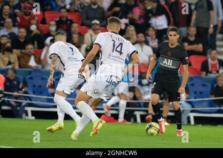 Paris, Frankreich. September 2021. PSG-Verteidiger ACHRAF HAKIMI in Aktion während der französischen Fußballmeisterschaft isst die Ligue 1 Uber zwischen Paris Saint Germain und Montpellier im Stadion Parc des Princes - Paris Frankreich.Paris SG gewann 2:0 (Bildquelle: © Pierre Stevenin/ZUMA Press Wire) Stockfoto