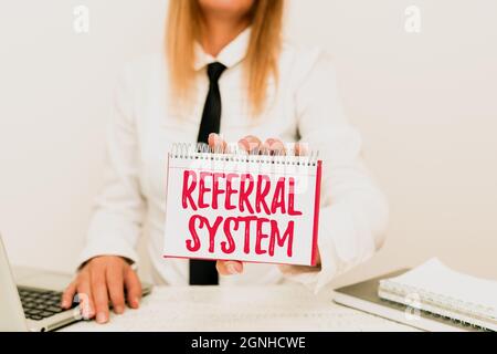 Handschriftszeichen Empfehlungssystem. Geschäftsidee: Eigener Patient an einen anderen Arzt zur Behandlung senden Praktikant/in: Neue Stelle starten, Student Stockfoto