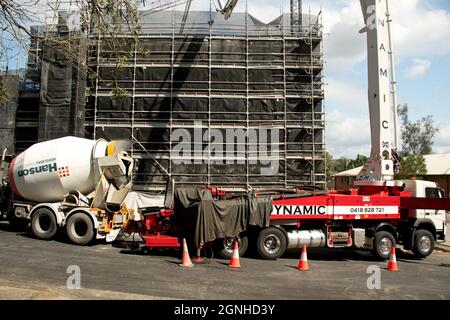 GOSFORD, NSW, AUSTRALIEN - 30. MÄRZ 2021: Baufortschritt Betonlieferung auf 40 Neue Wohneinheiten für Sozialhäuser im Bau bei 56-58 B Stockfoto