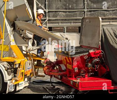 GOSFORD, NSW, AUSTRALIEN - 30. MÄRZ 2021: Baufortschritt Verladung von Zement-ino eine Betonauslegerpumpe. Sozialwohnheim Wohneinheiten unter constructi Stockfoto