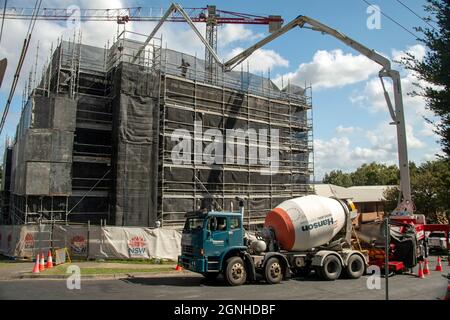 GOSFORD, NSW, AUSTRALIEN - 30. MÄRZ 2021: Baufortschritt Betonlieferung auf 40 Neue Wohneinheiten für Sozialhäuser im Bau bei 56-58 B Stockfoto