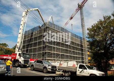 GOSFORD, NSW, AUSTRALIEN - 30. MÄRZ 2021: Baufortschritt Betonlieferung auf 40 Neue Wohneinheiten für Sozialhäuser im Bau bei 56-58 B Stockfoto